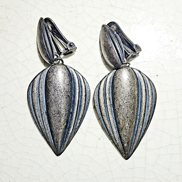 Antique silver tone modernist dangle clip on earrings - Picture 2 of 5
